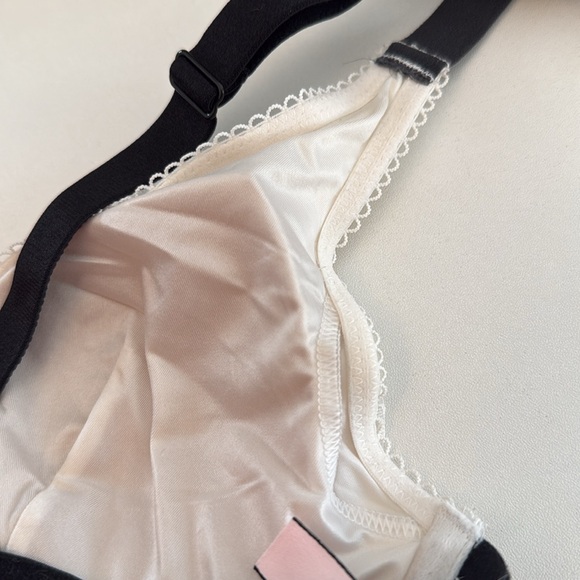 Victoria’s Secret White Lace and Black Velvet Trimmed Bra with Removable Cups S - Picture 9 of 10